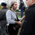 Музыкант с гитарой на митинге антифашистов